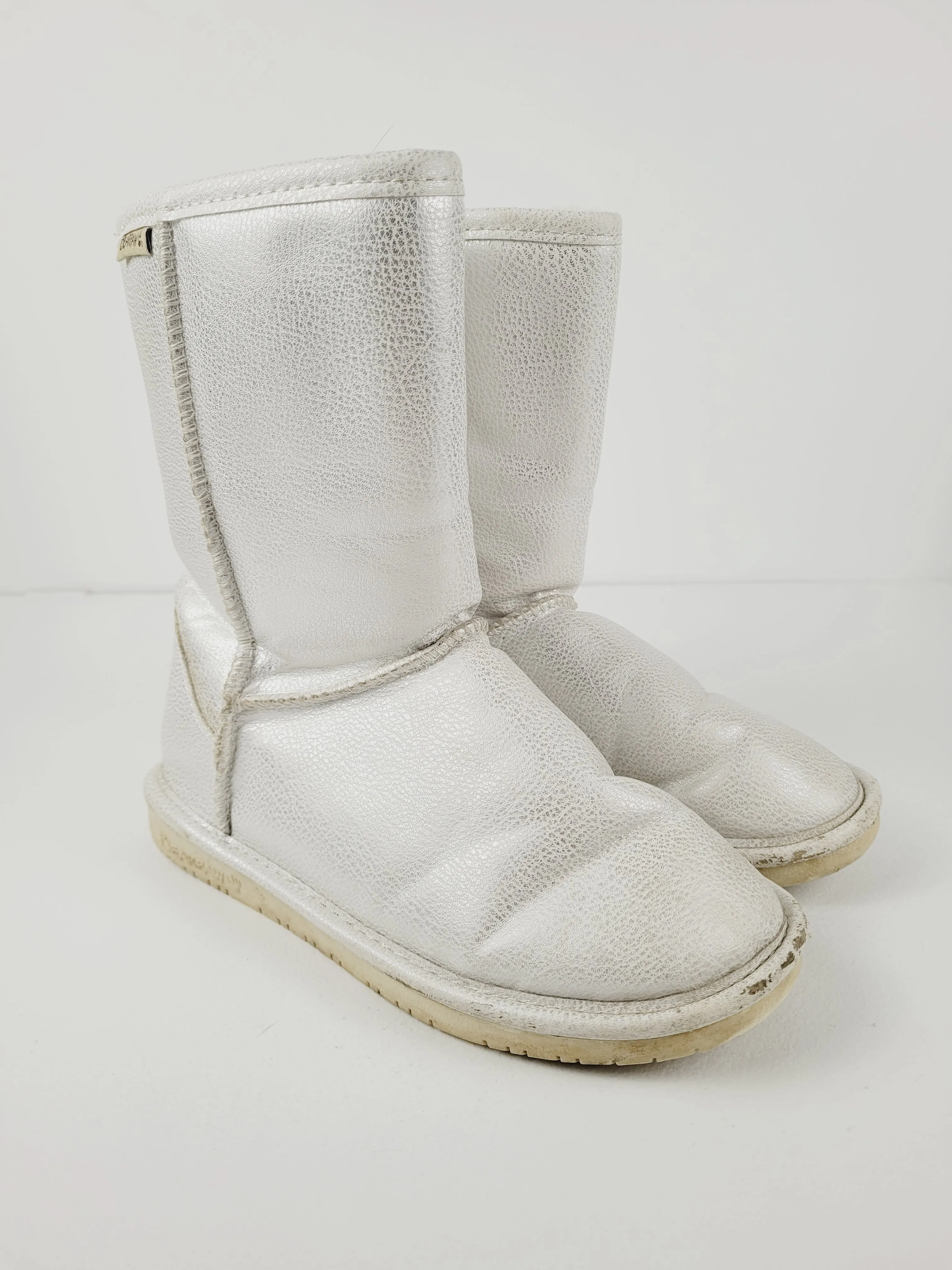BEARPAW METALLIC IVORY WINTER BOOTS YOUTH 6 PRE-LOVED