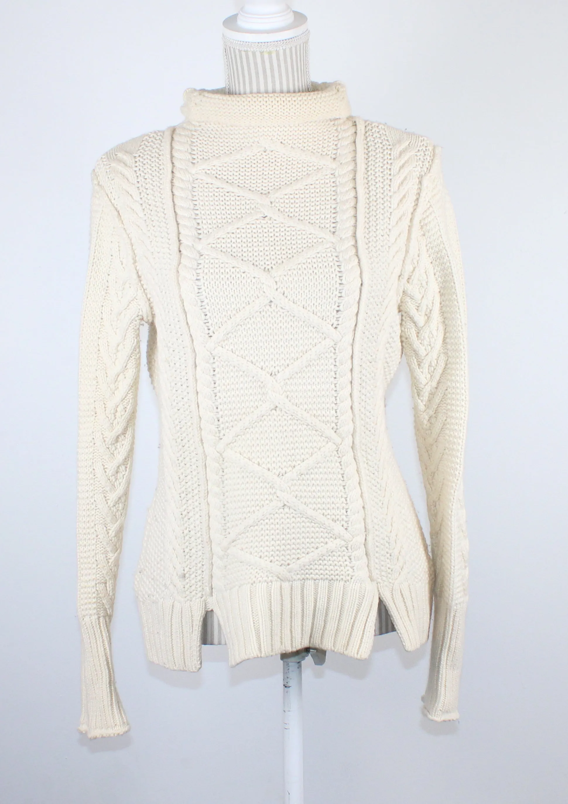 TAHARI IVORY SWEATER LADIES LARGE PRE-LOVED